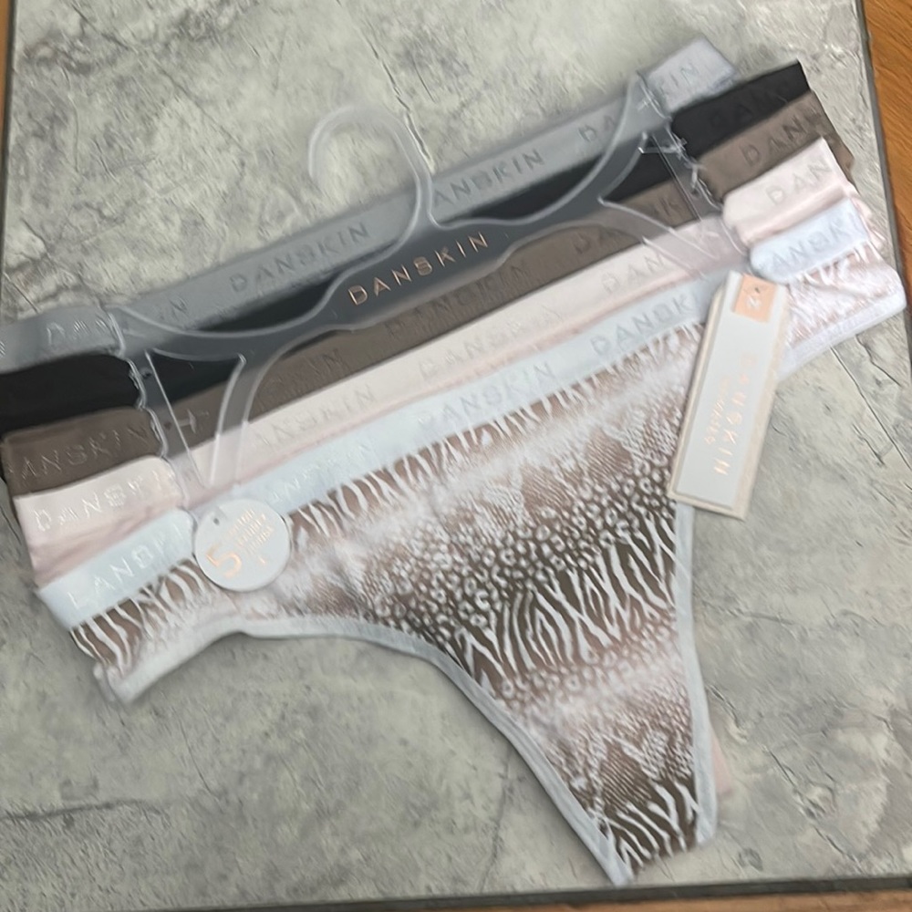 Danskin Intimates Woman’s Cotton Spandex Thongs 5 pack size medium New with tags
